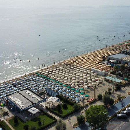 Hotel Esperia ألبا أدرياتيكا المظهر الخارجي الصورة